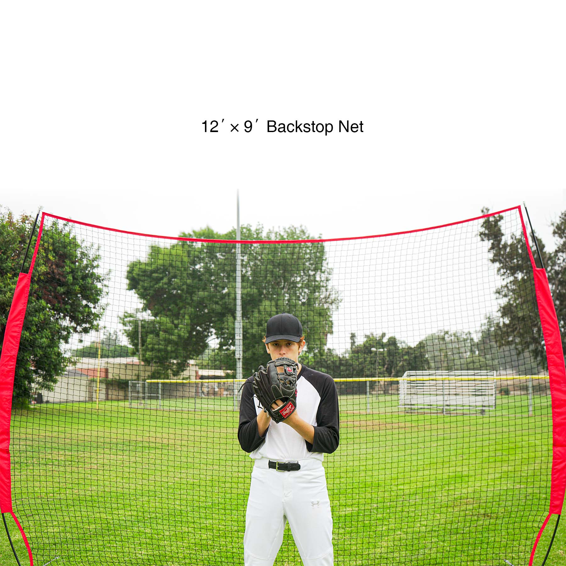Golf practice net with red border and black carrying bag 