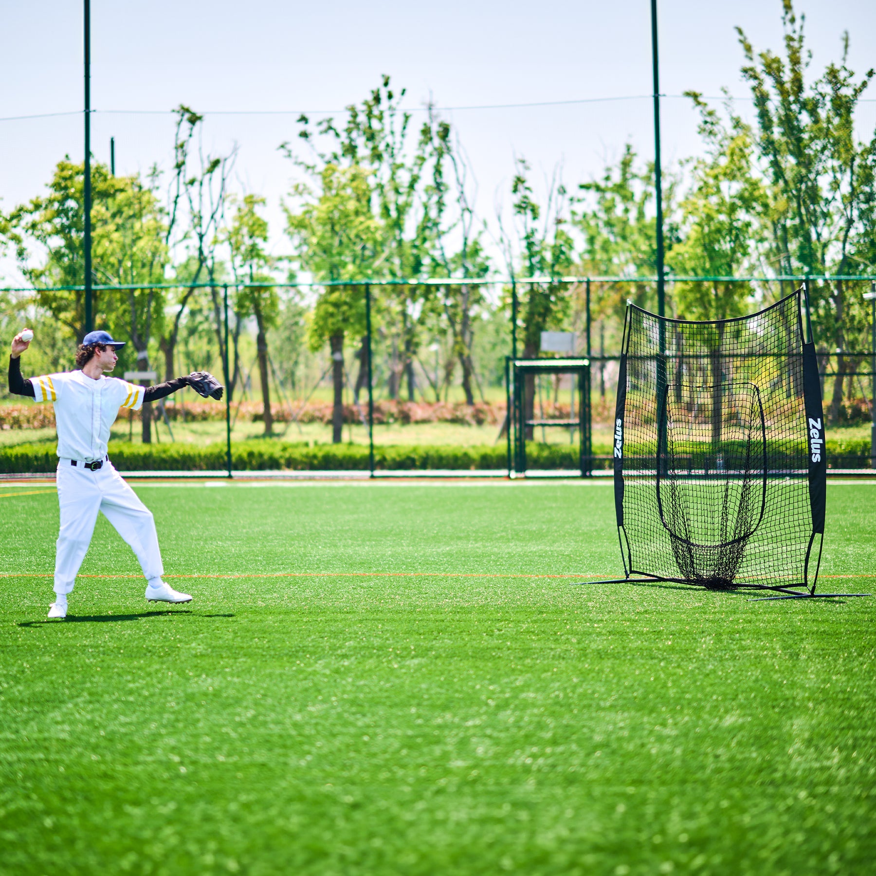 Zelus pitching net with carrying bag